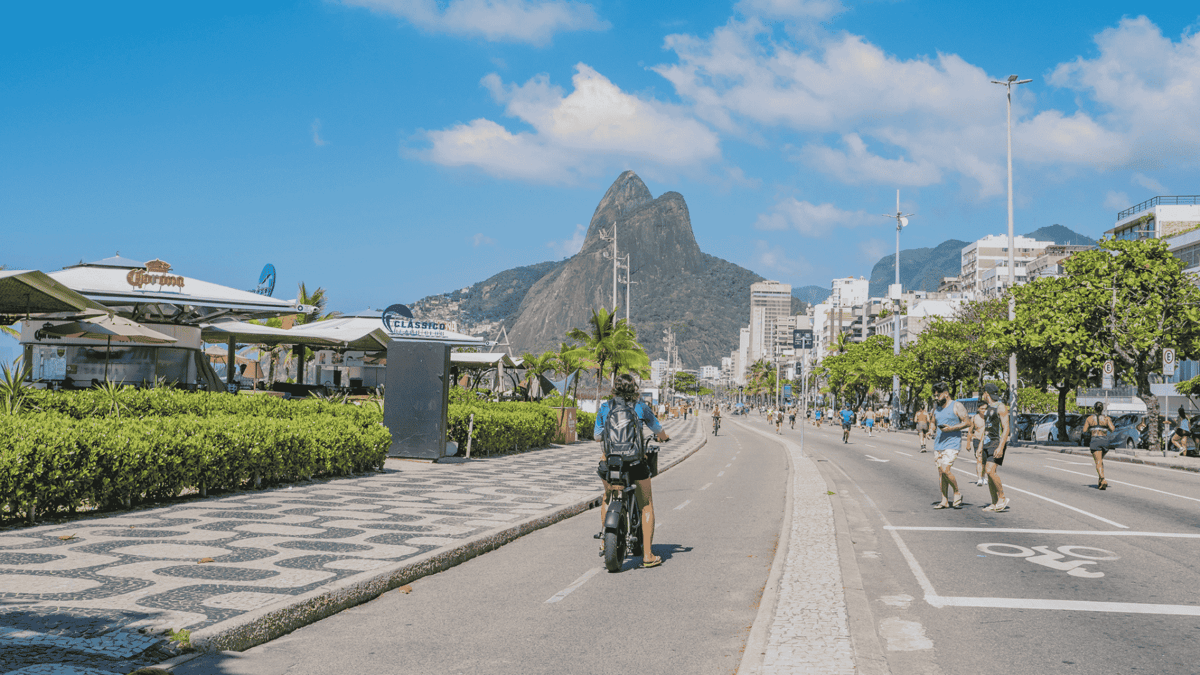 Neighborhood overview on a sunny day in Ipanema