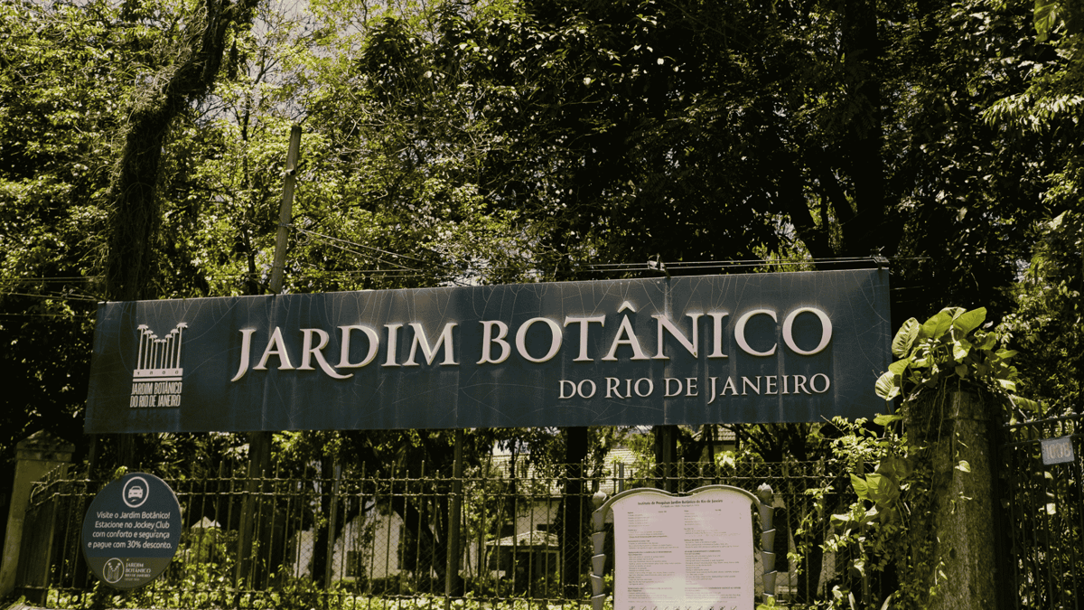 Botanical garden setting for relocation in Jardim Botanico