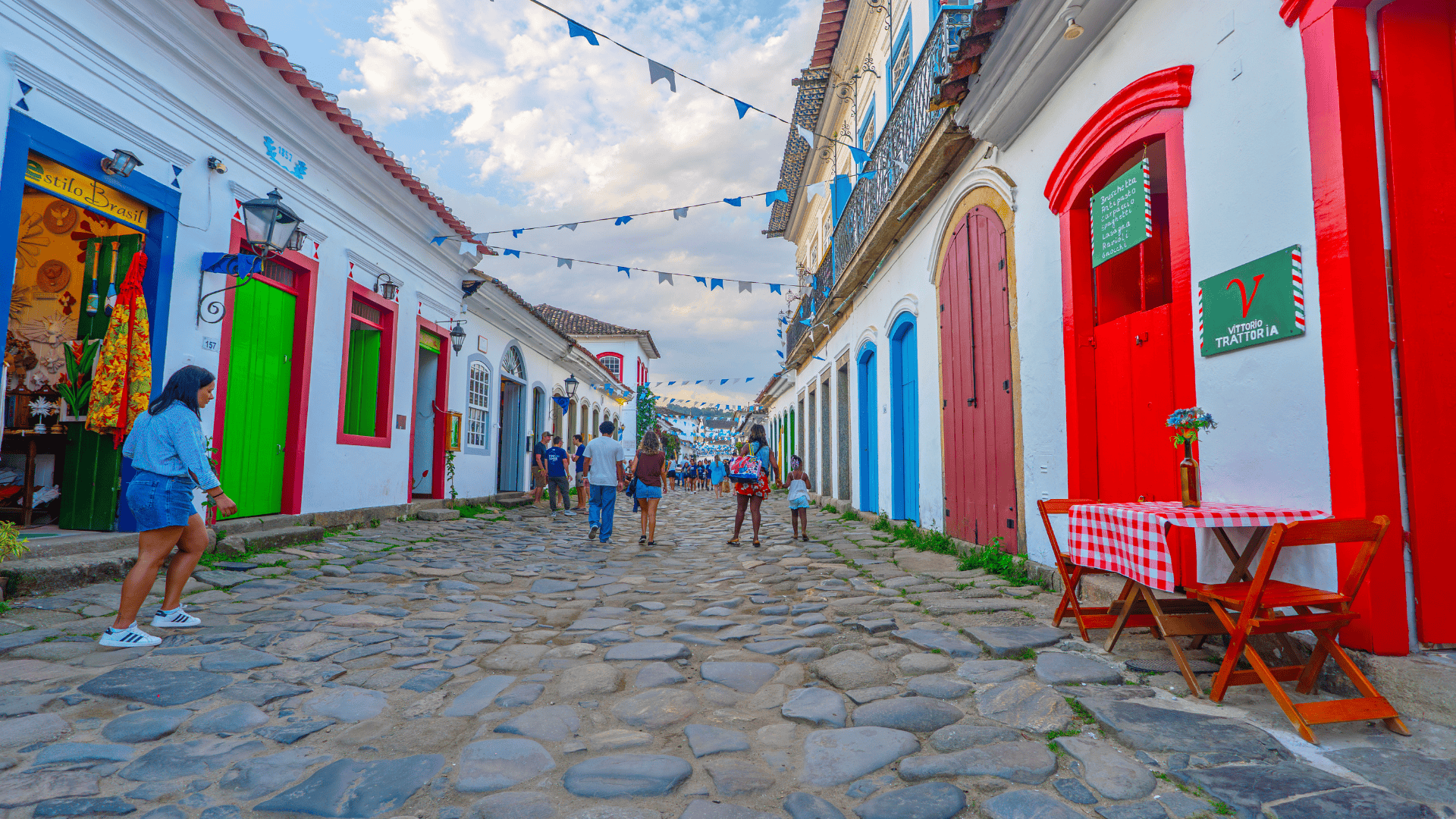Rua do Comércio in Paraty with colonial façades, boutiques, and flagstone pavement