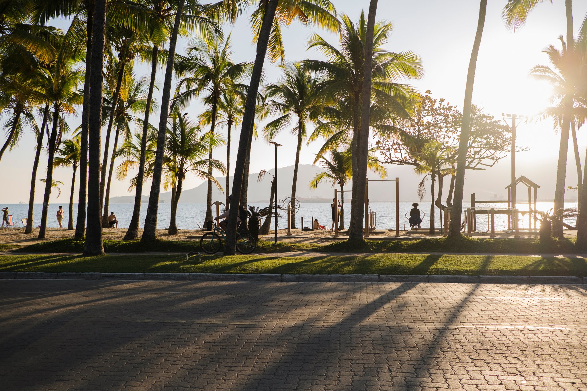Outdoor gym and playground at Praia do Pereque | Photo by: Nathรกlia Segato