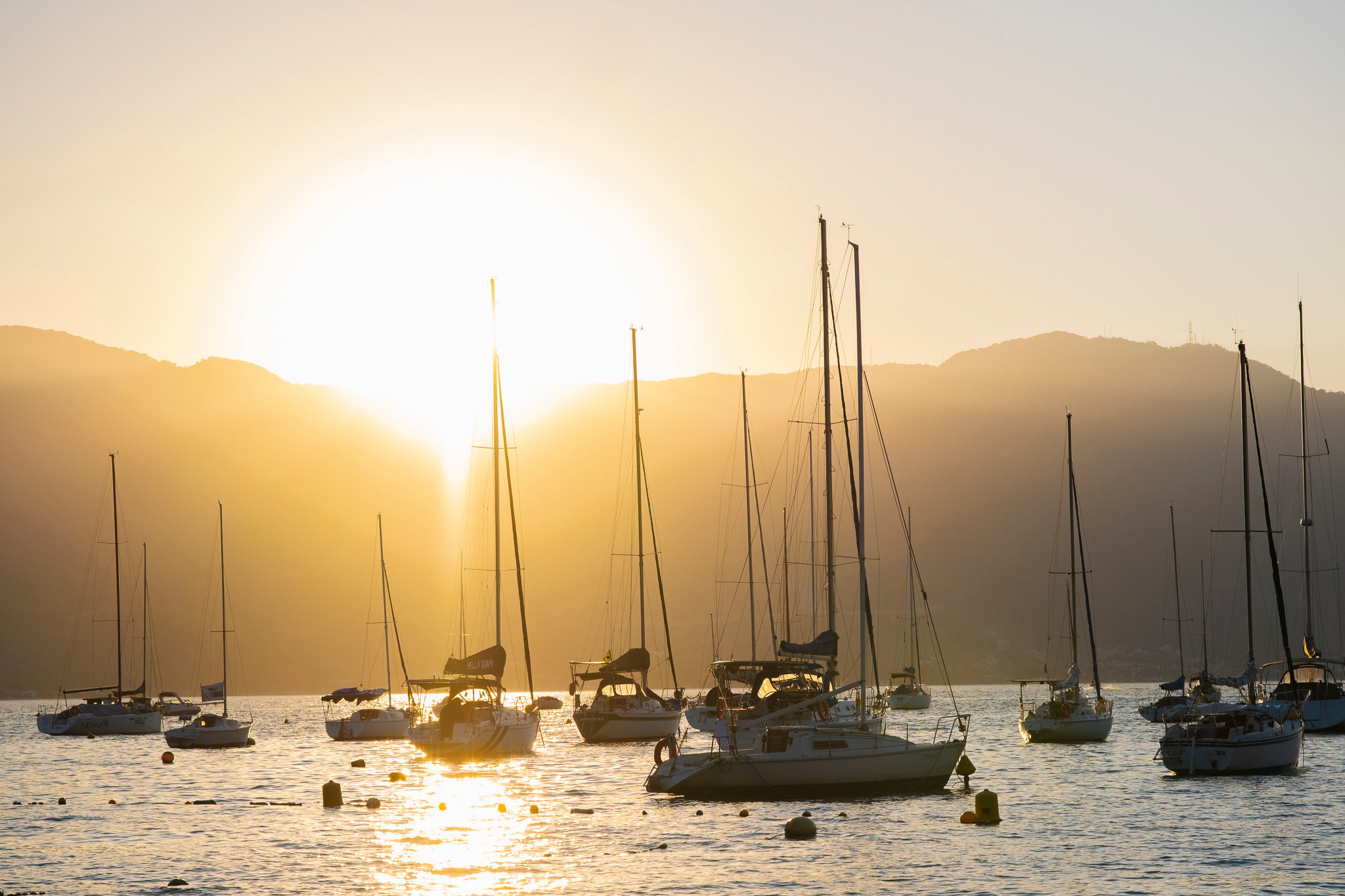 Boats docked at a marina in Saco da Capela beach | Photo by: Nathรกlia Segato