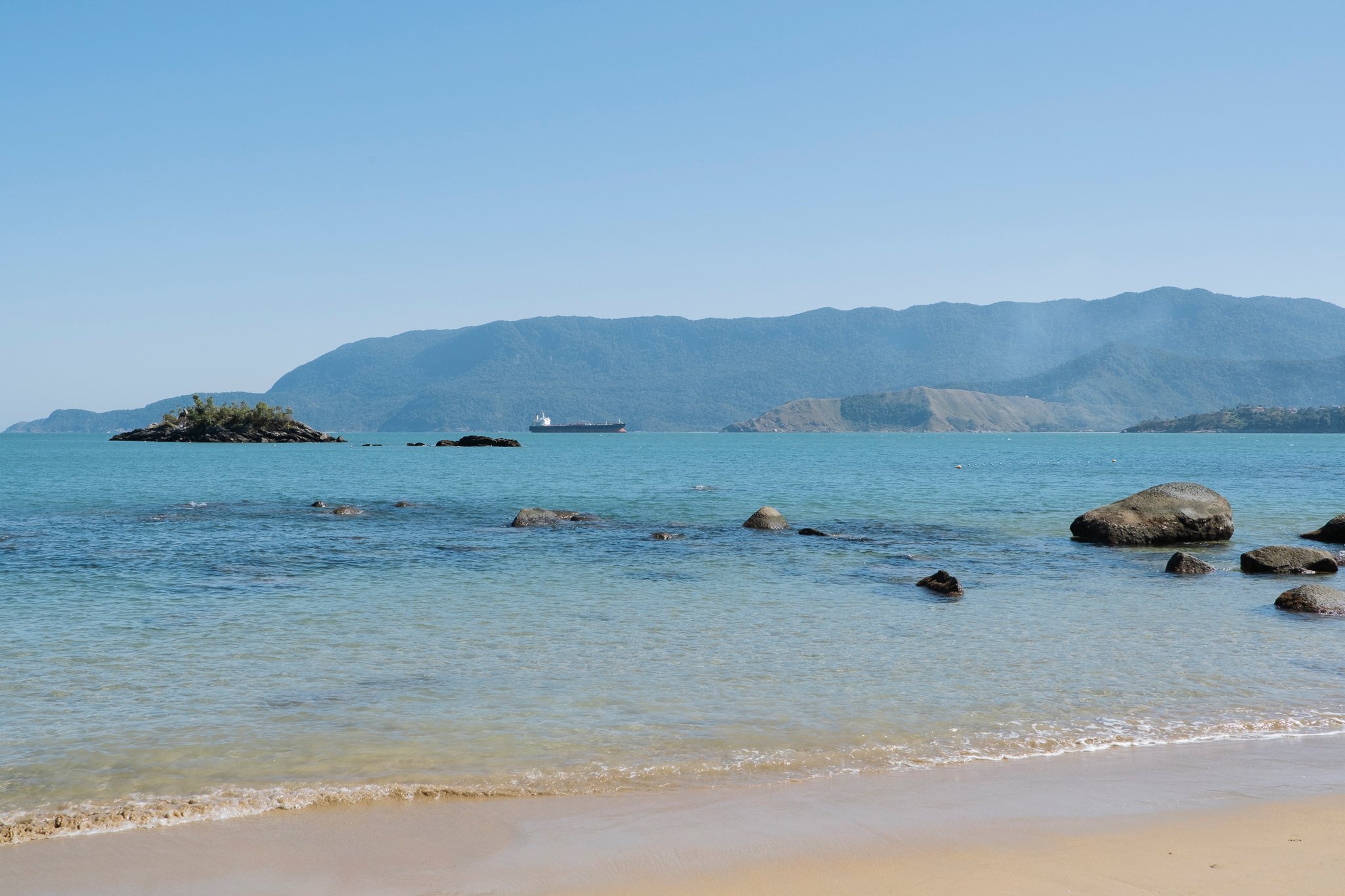 Sunny day at Praia do Juliao, in Ilhabela south coast | Photo by: Nathรกlia Segato