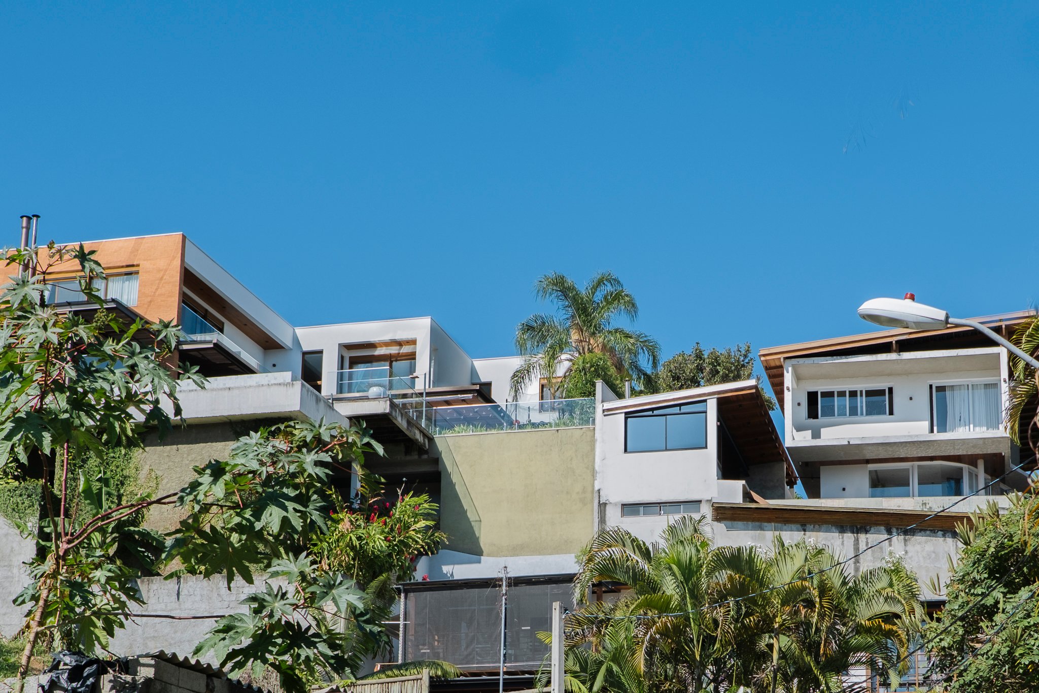 Luxury homes in Ilhabela | Photo by: Nathรกlia Segato