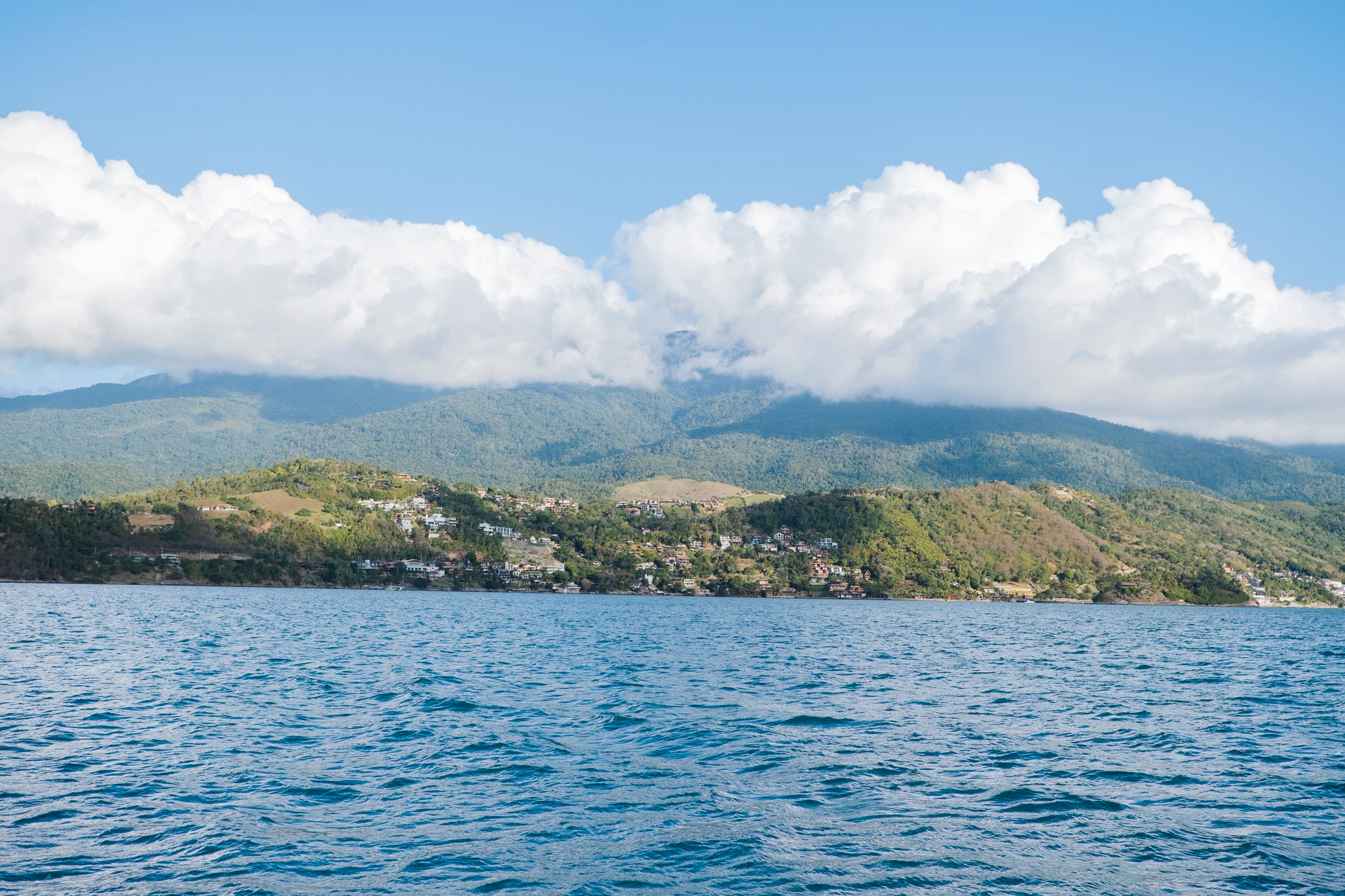 Ilhabela view from the ferry | Photo by: Nathรกlia Segato