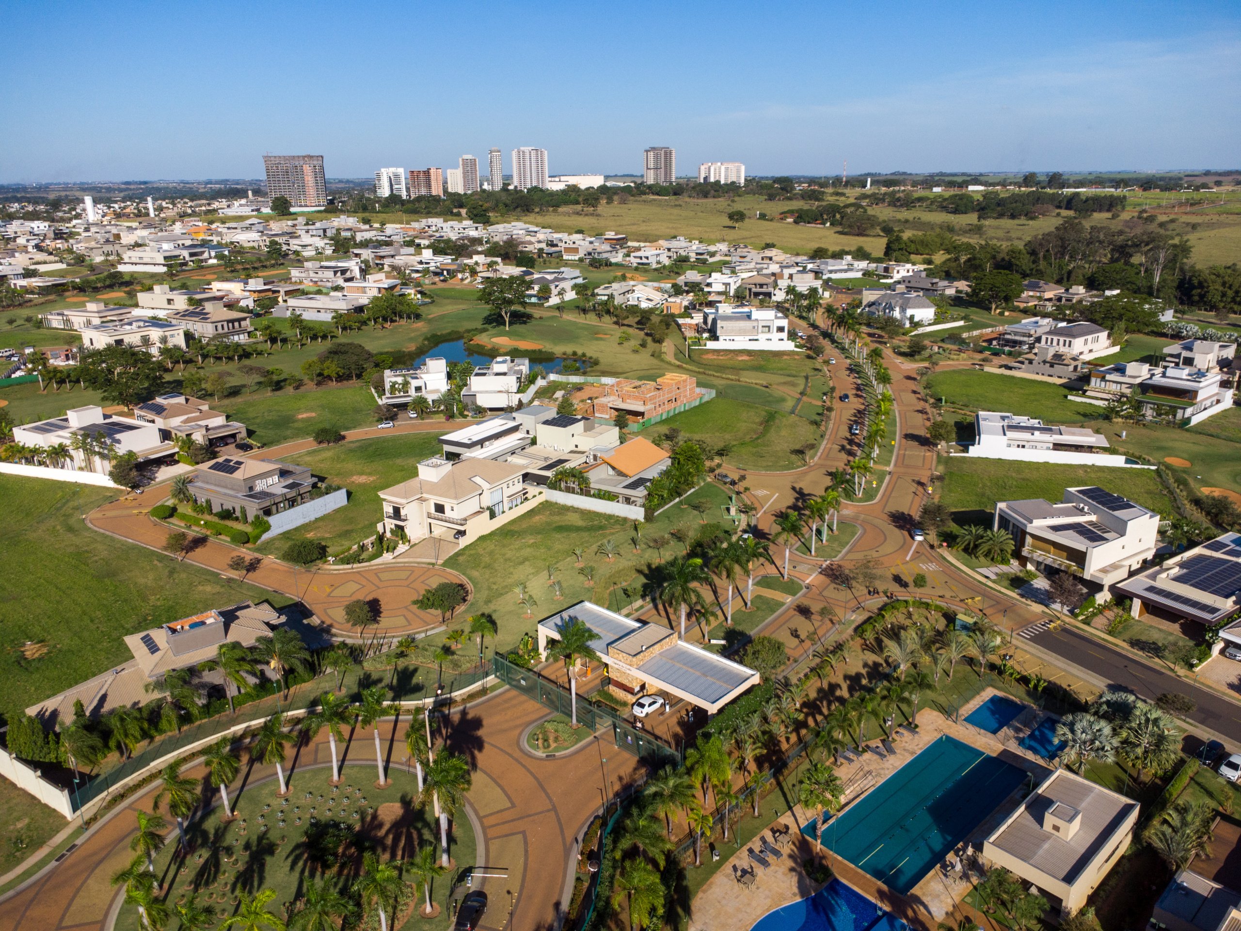 Sรฃo Josรฉ do Rio Preto โ aerial view of Quinta do Golfe Jardins gated community with modern villas, golf fairways and palm boulevards.