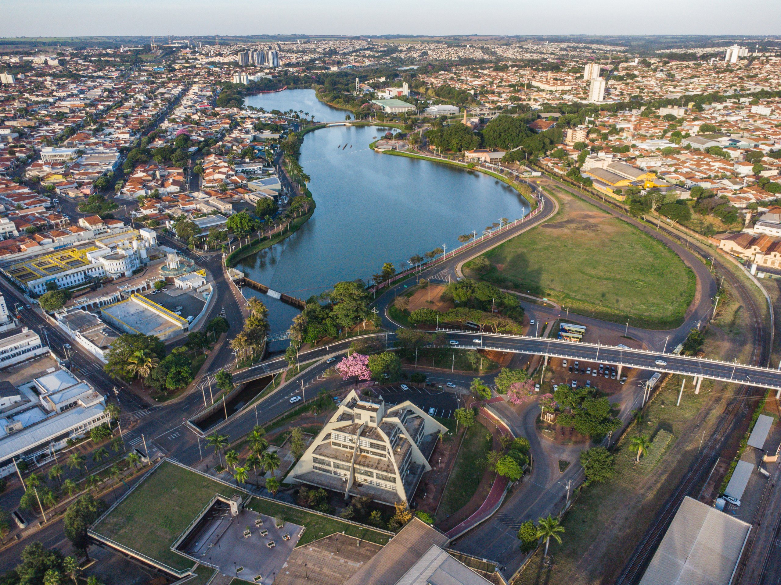 Sรฃo Josรฉ do Rio Preto โ drone panorama of Represa Municipal lake, surrounding neighborhoods and waterfront parkland.