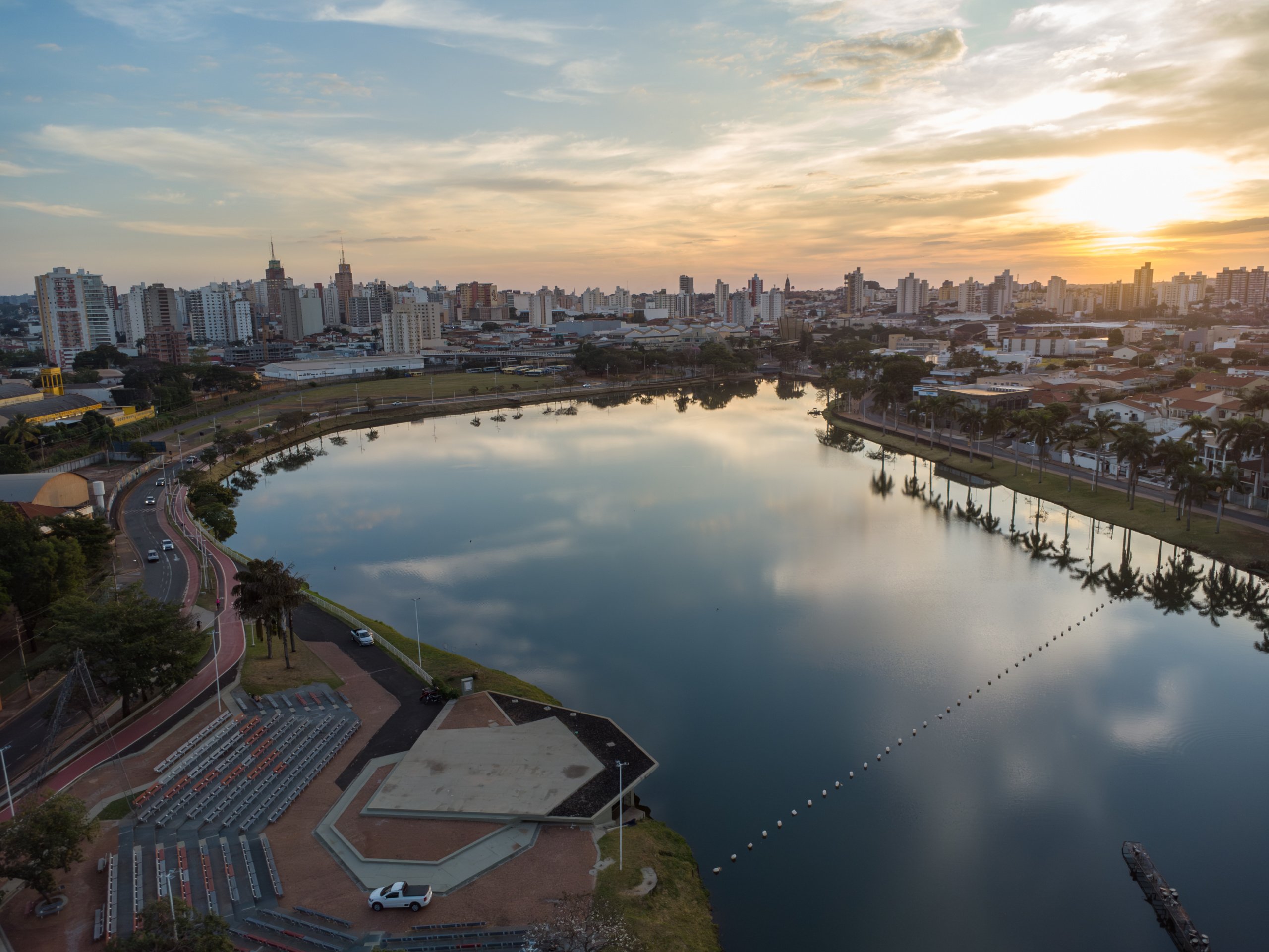 Sรฃo Josรฉ do Rio Preto โ drone panorama of Represa Municipal lake, surrounding neighborhoods and waterfront parkland.