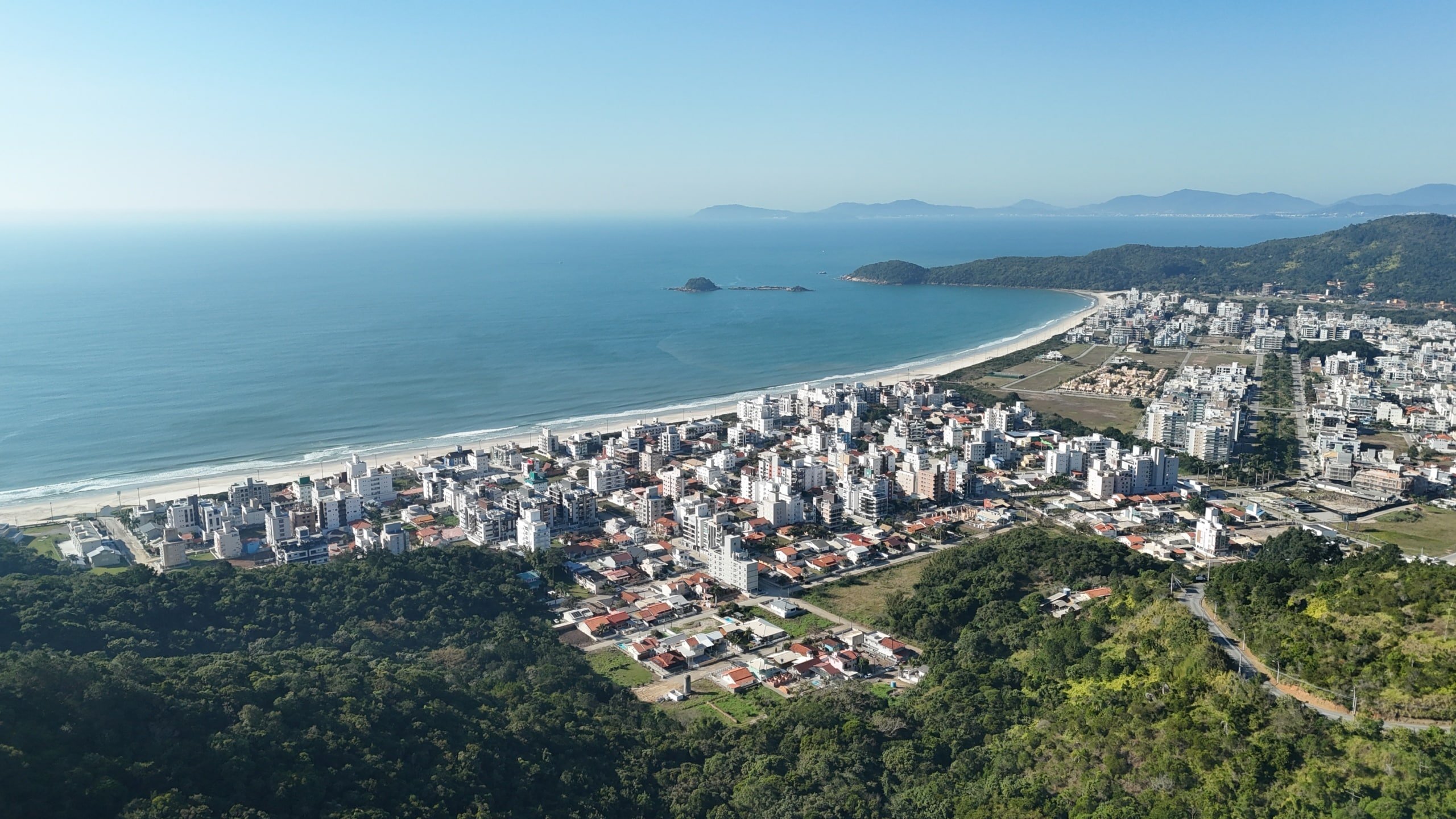 Bright sunny day at Praia de Palmas, in Governador Celso Ramos | Photo by: Merlin Donald