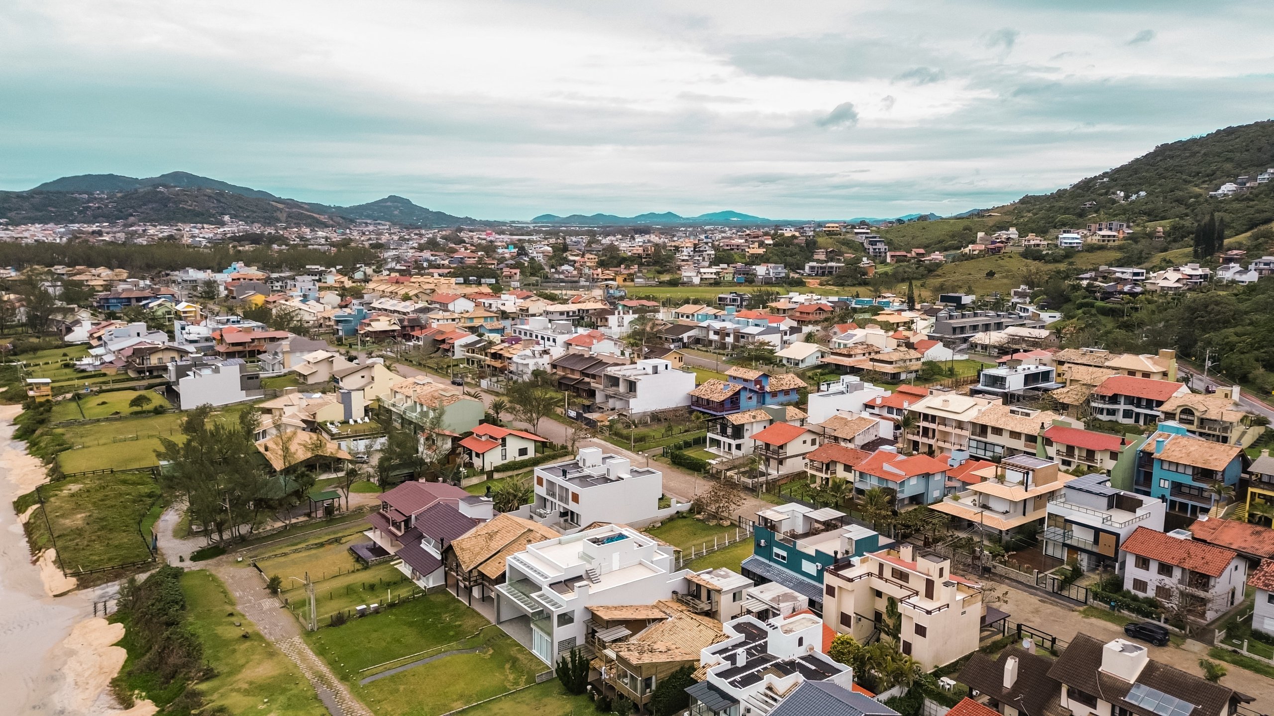 Residential houses in Garopaba, Santa Catarina | Photo by: Merlin Donald