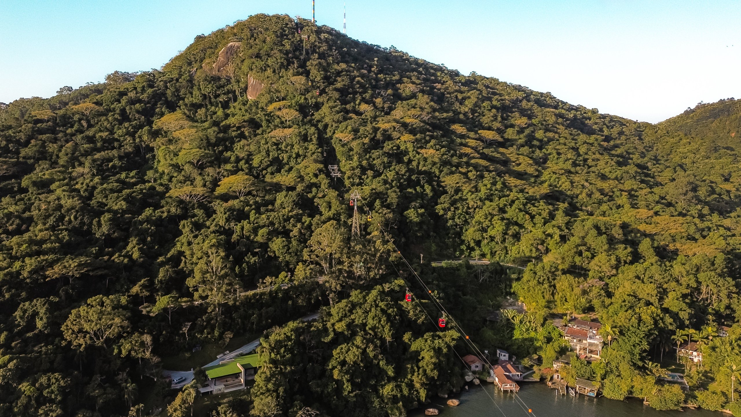 Parque Unipraias cable cars over Atlantic Forest, Balneรกrio Camboriรบ | Photo by: Merlin Donald