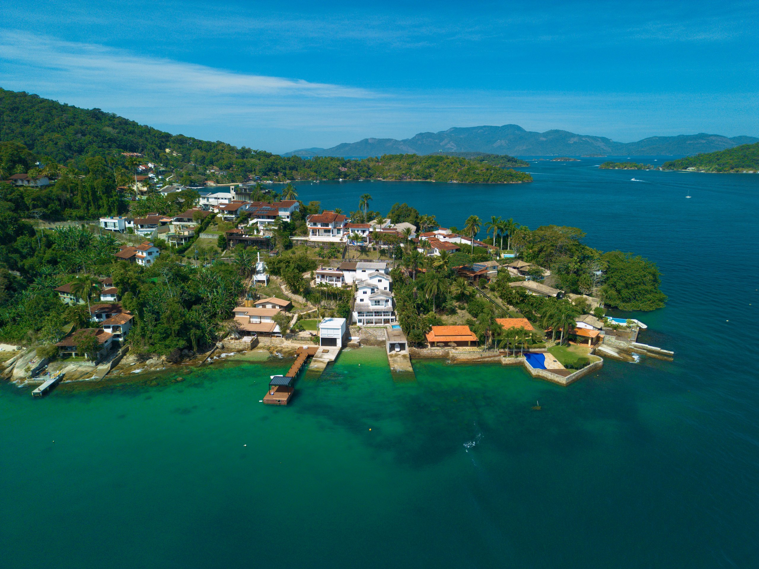 Praia da Figueira in Angra dos Reis, Rio de Janeiro | Photo by: Johnny Cambuy