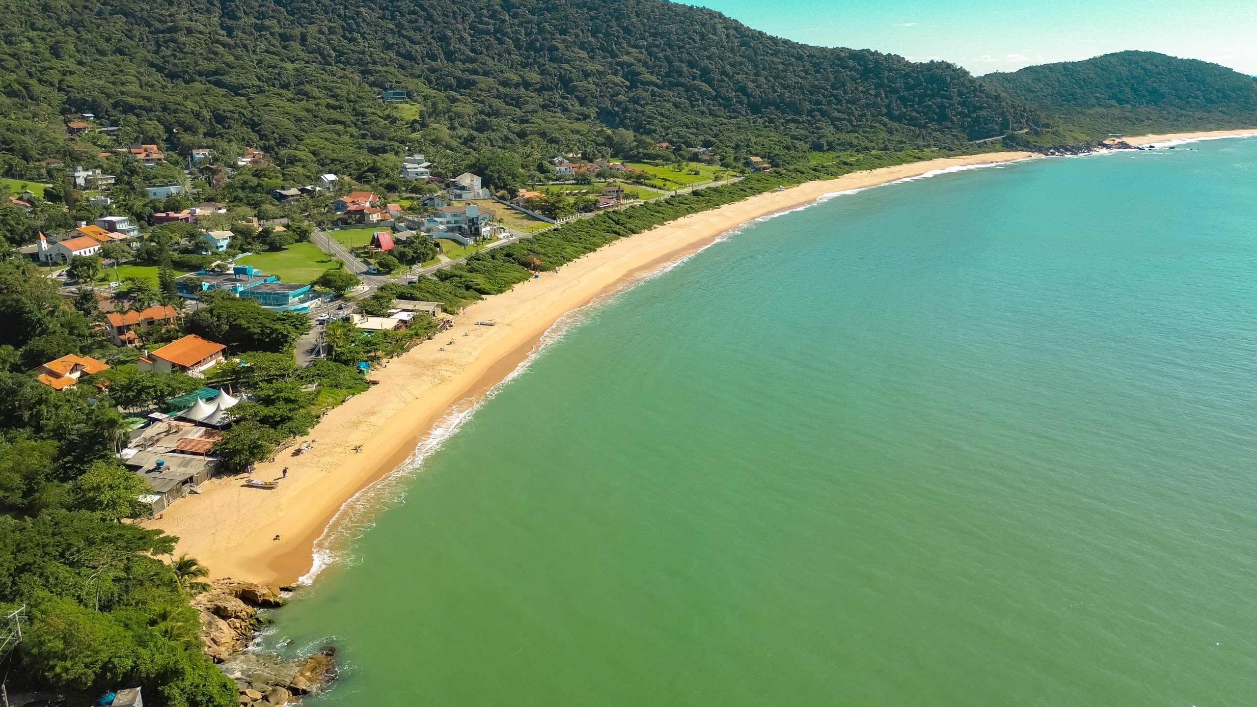 Praia de Taquaras, Balneรกrio Camboriรบ | Photo by: Merlin Donald