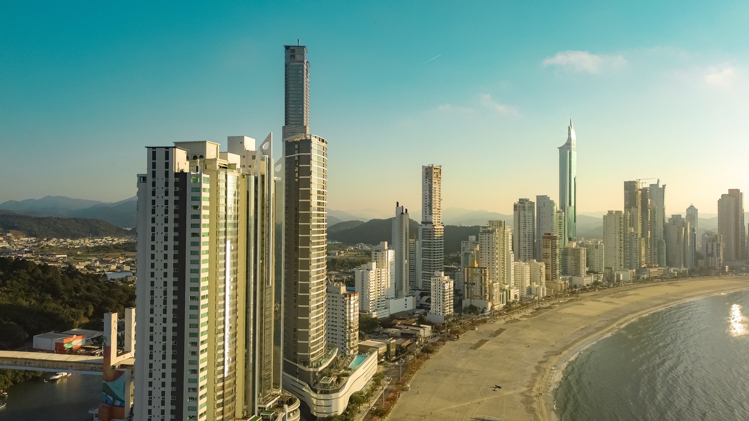 Skyline of Balneรกrio Camboriรบ with high-rise towers | Photo by: Merlin Donald