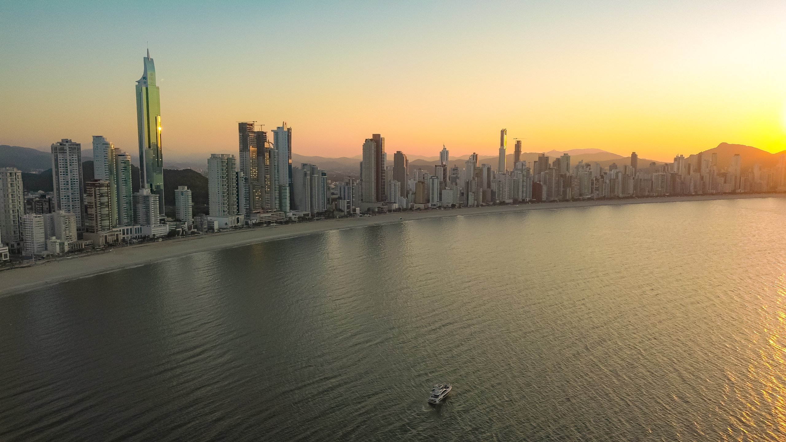Sunset along Avenida Atlรขntica and the Balneรกrio Camboriรบ skyline | Photo by: Merlin Donald