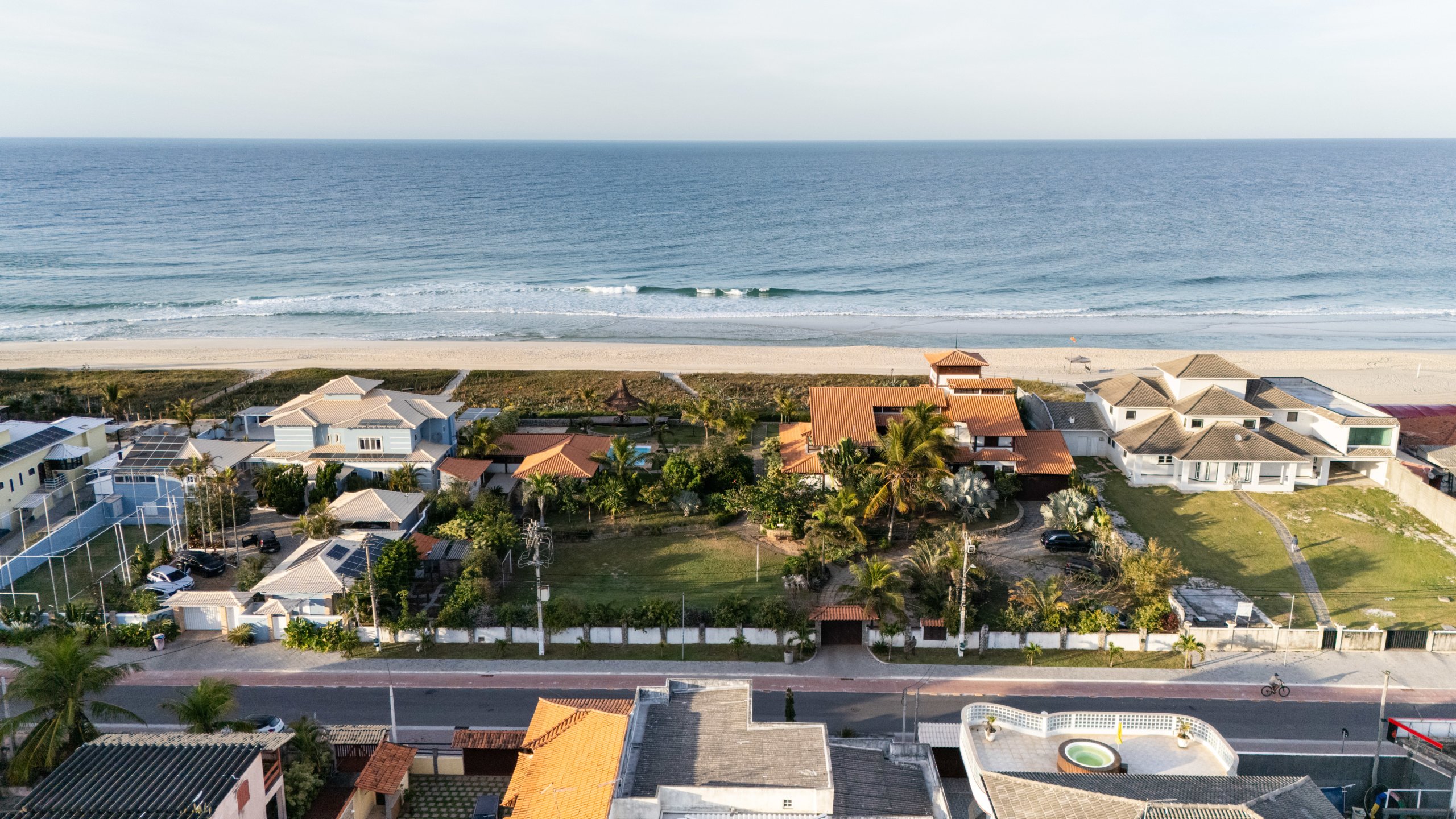 Beachfront villas along Avenida Oceรขnica, Saquarema | Photo by: Flor Yanez