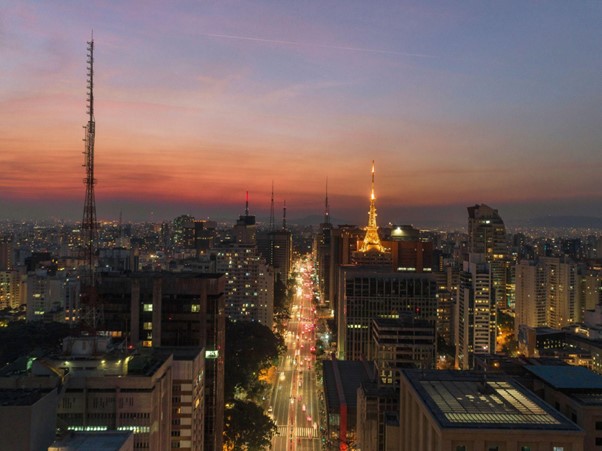 Aerial sunset view of Paulista Avenue | Photo by: Marcelo Sonohara