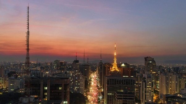Aerial sunset view of Paulista Avenue | Photo by: Marcelo Sonohara