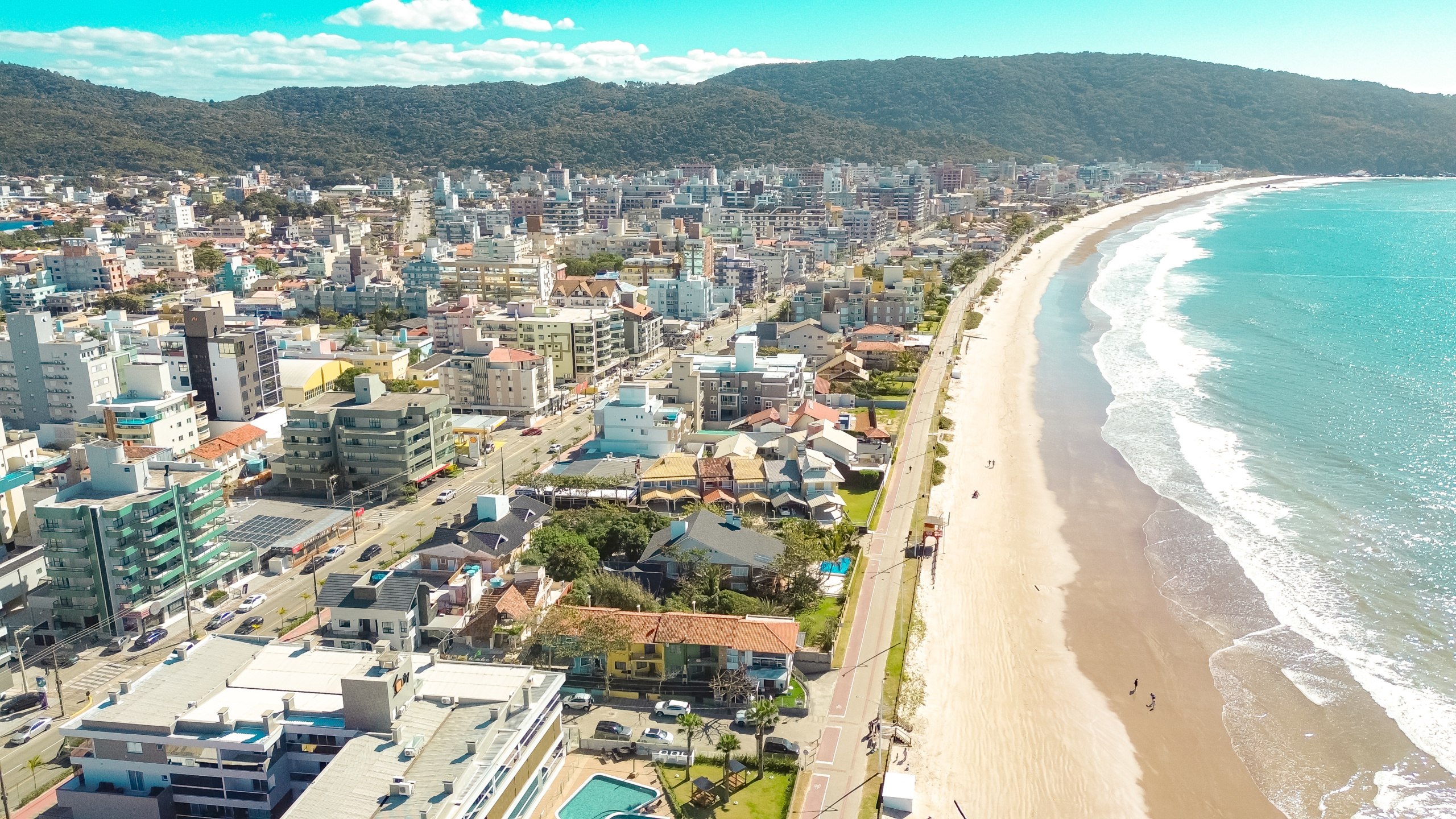 Clifftop viewpoint over Bombinhas bay _ Photo by Merlin Donald