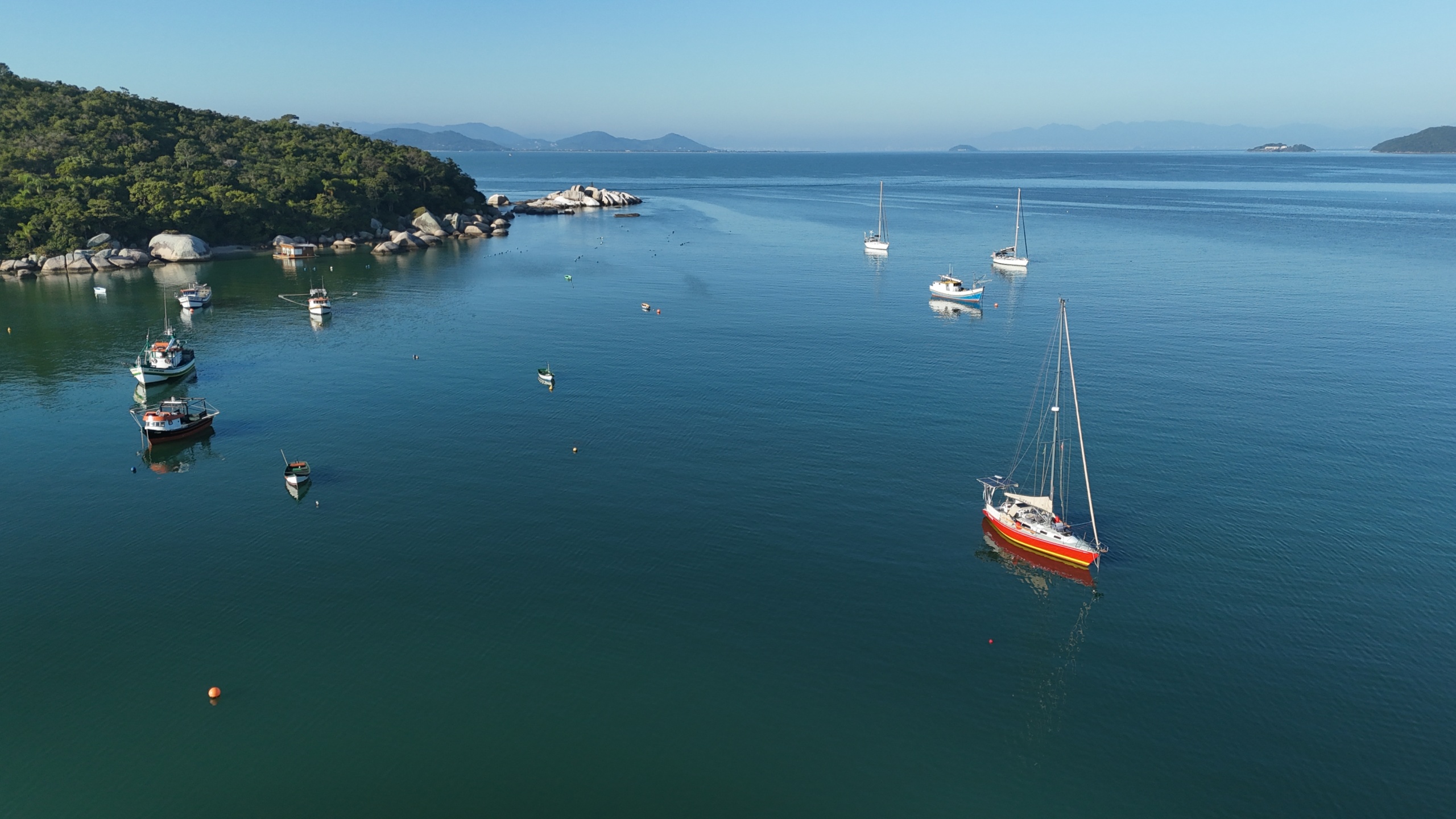 Boats at Praia da Armação beach in Governador Celso Ramos | Photo by: Merlin Donald