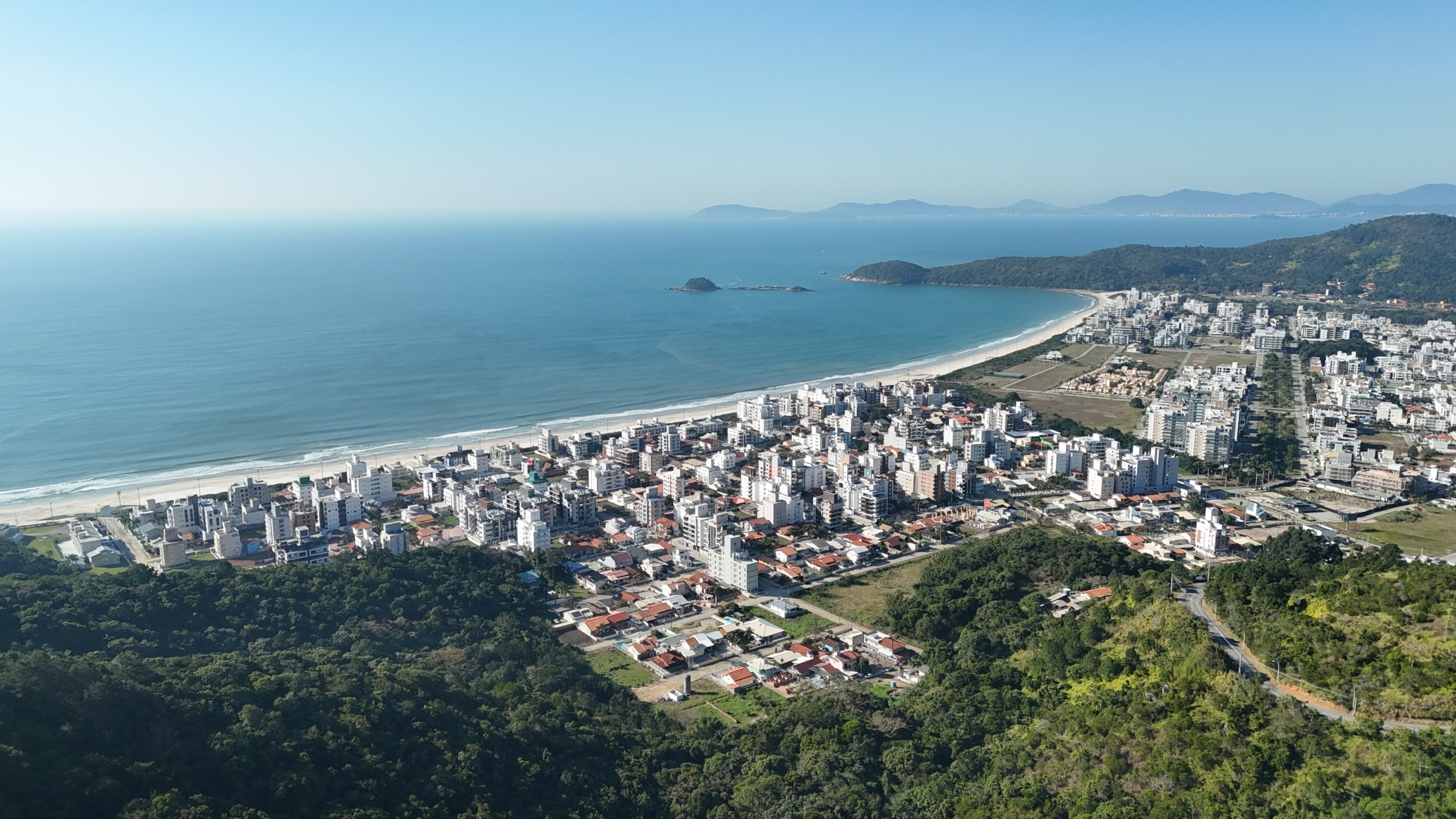 Bright sunny day at Praia de Palmas, in Governador Celso Ramos | Photo by: Merlin Donald