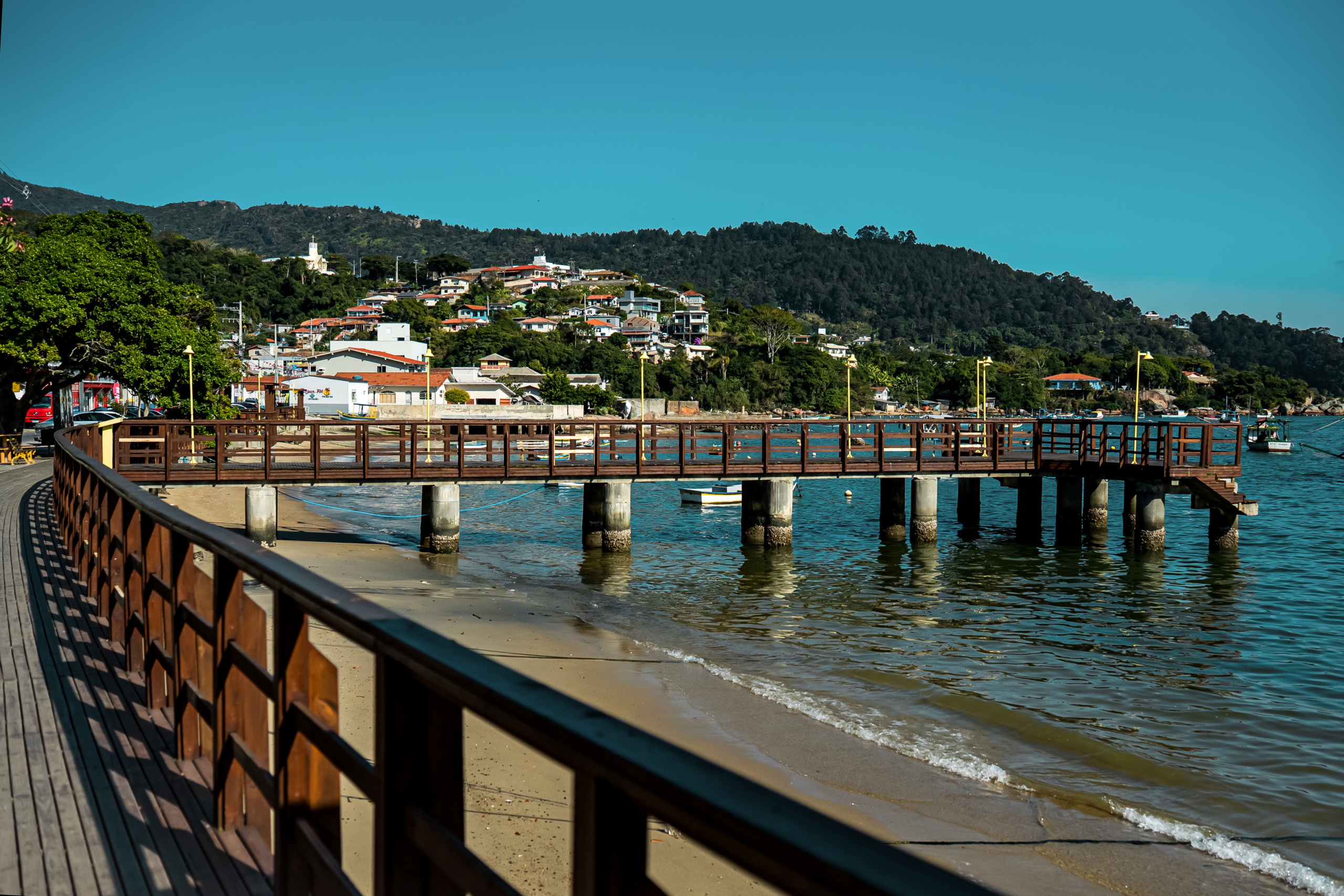 Pier at Ganchos do Meio beach in Governador Celso Ramos
