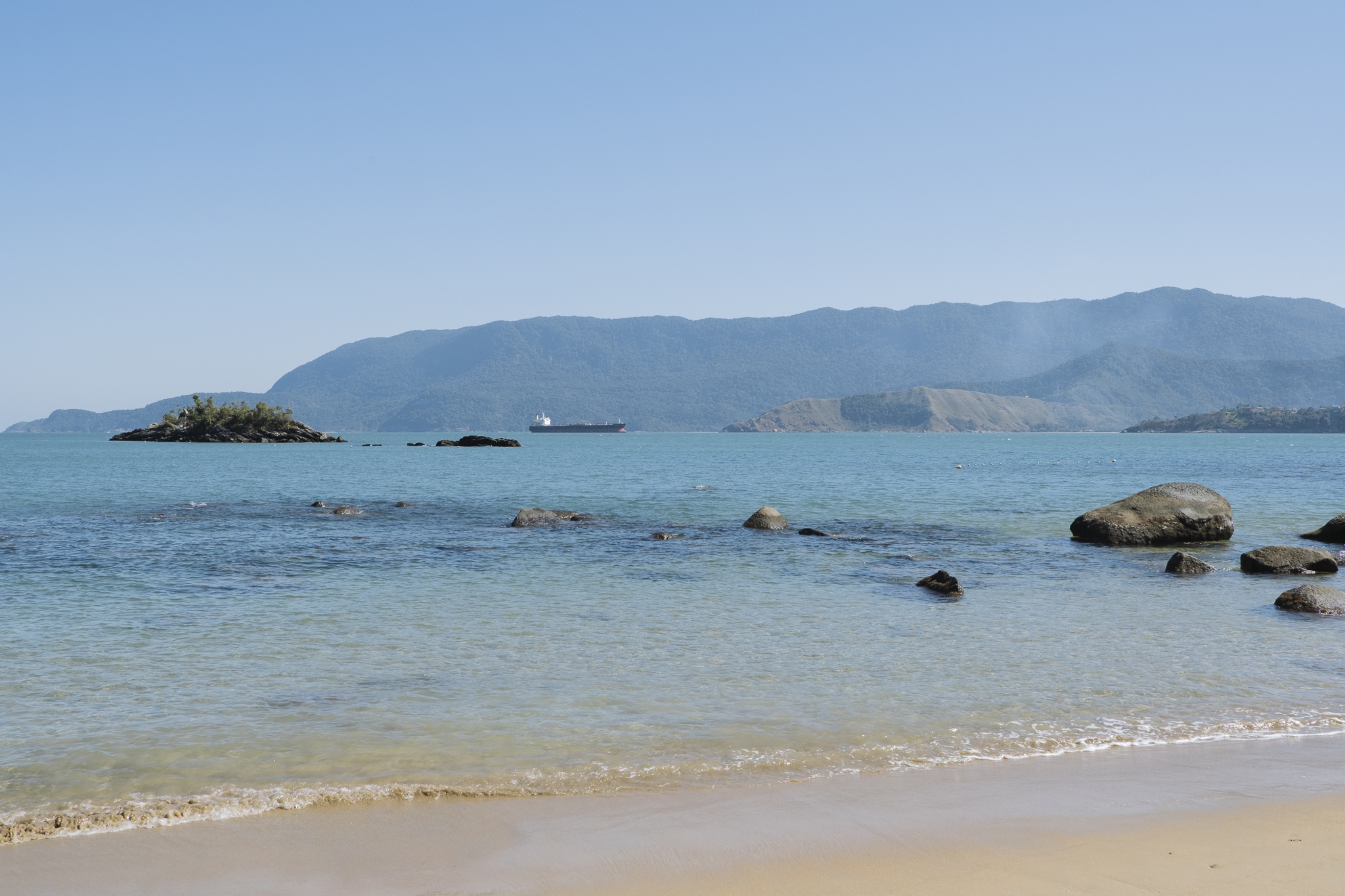 Sunny day at Praia do Juliao, in Ilhabela south coast | Photo by: Nathalia Segato