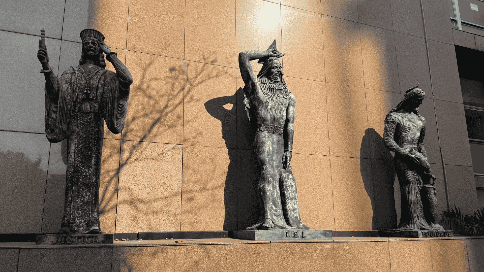 Statues of Justiça, Lei and Equidade outside the forum symbolize the balance sought during probate proceedings.