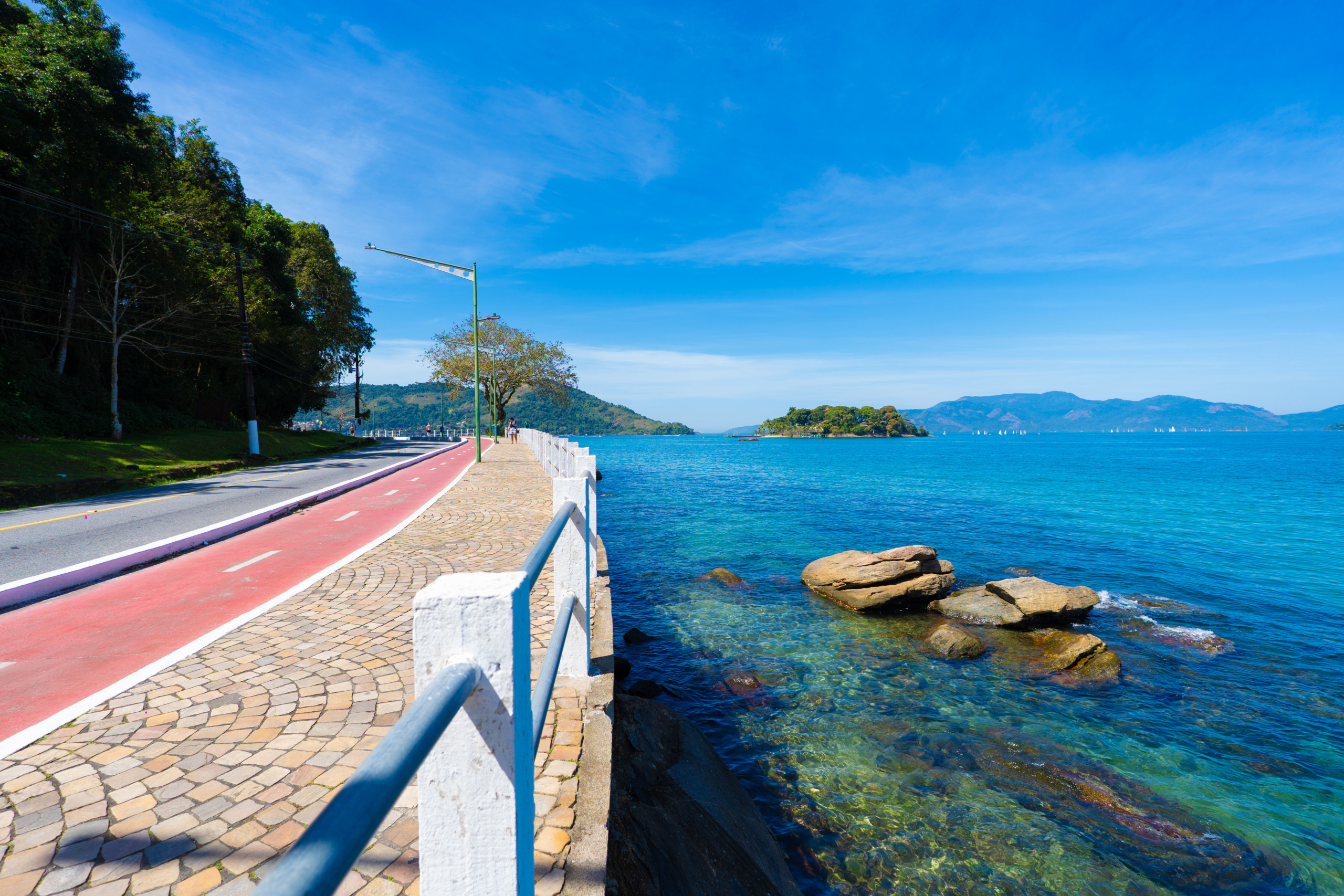 Seaside cycle path in Angra dos Reis, Rio de Janeiro | Photo by: Johnny Cambuy