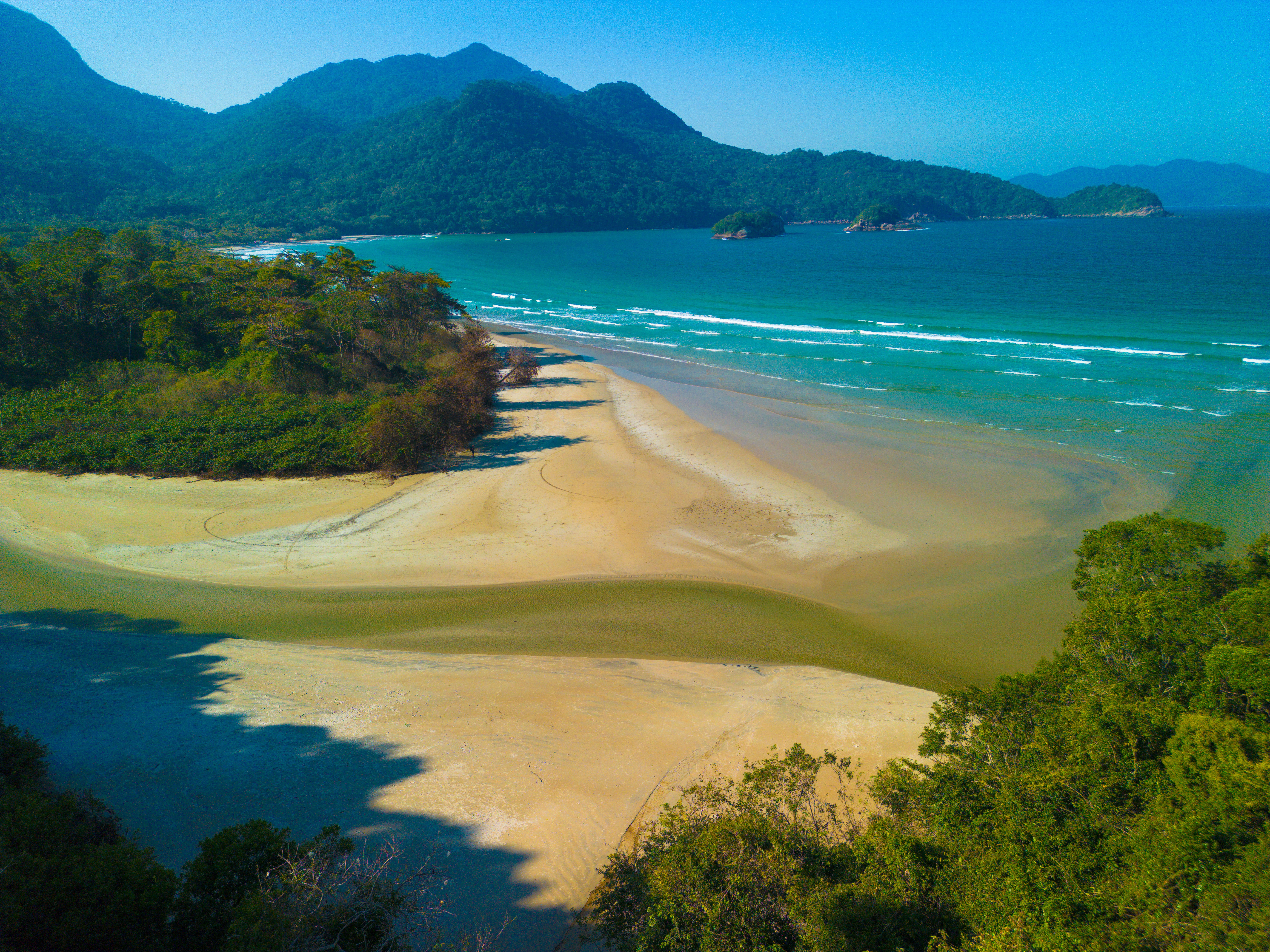 Dois Rios beach on Ilha Grande, Angra dos Reis | Photo by: Johnny Cambuy