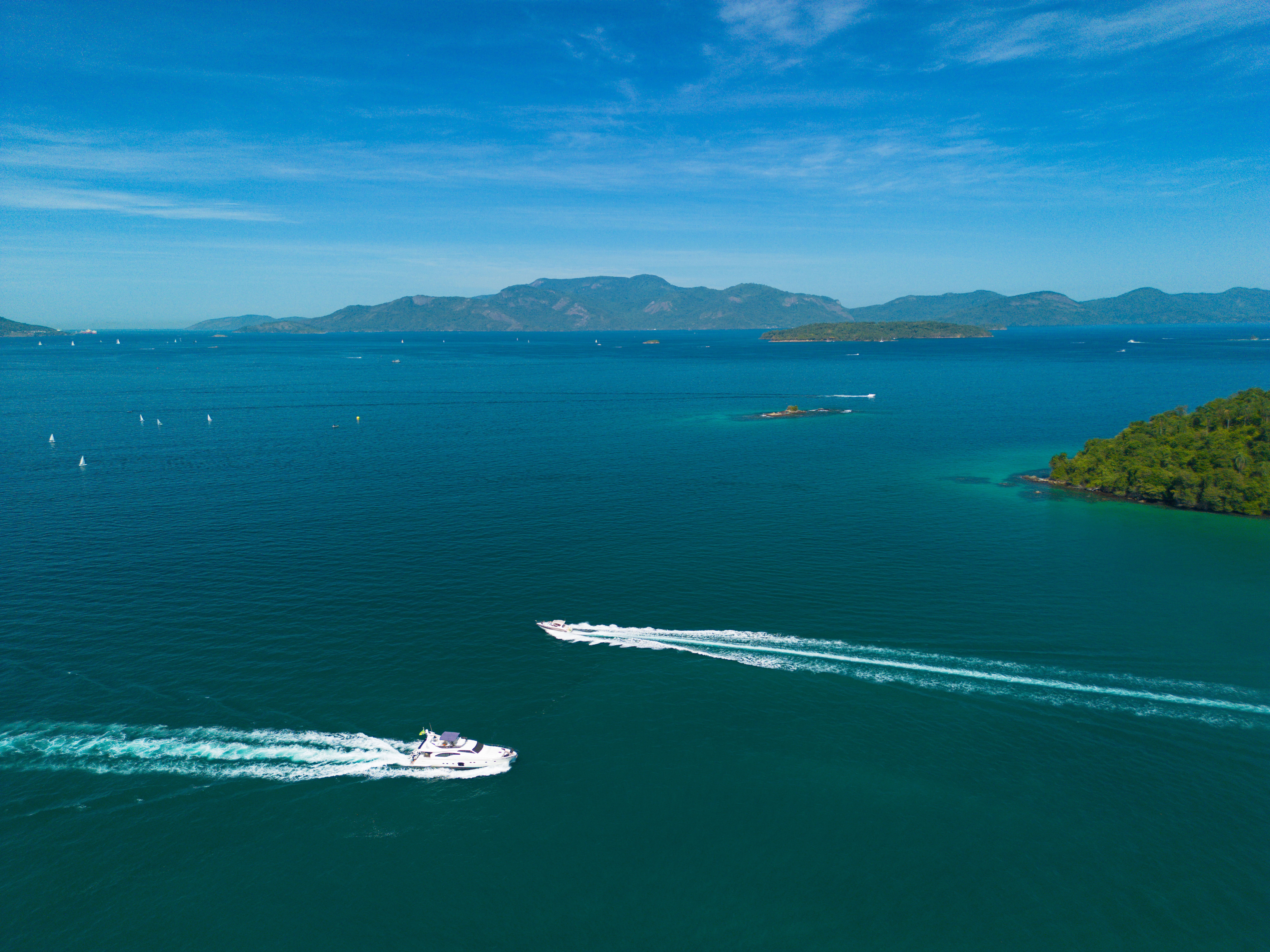 Blue waters of Angra dos Reis, Rio de Janeiro | Photo by: Johnny Cambuy