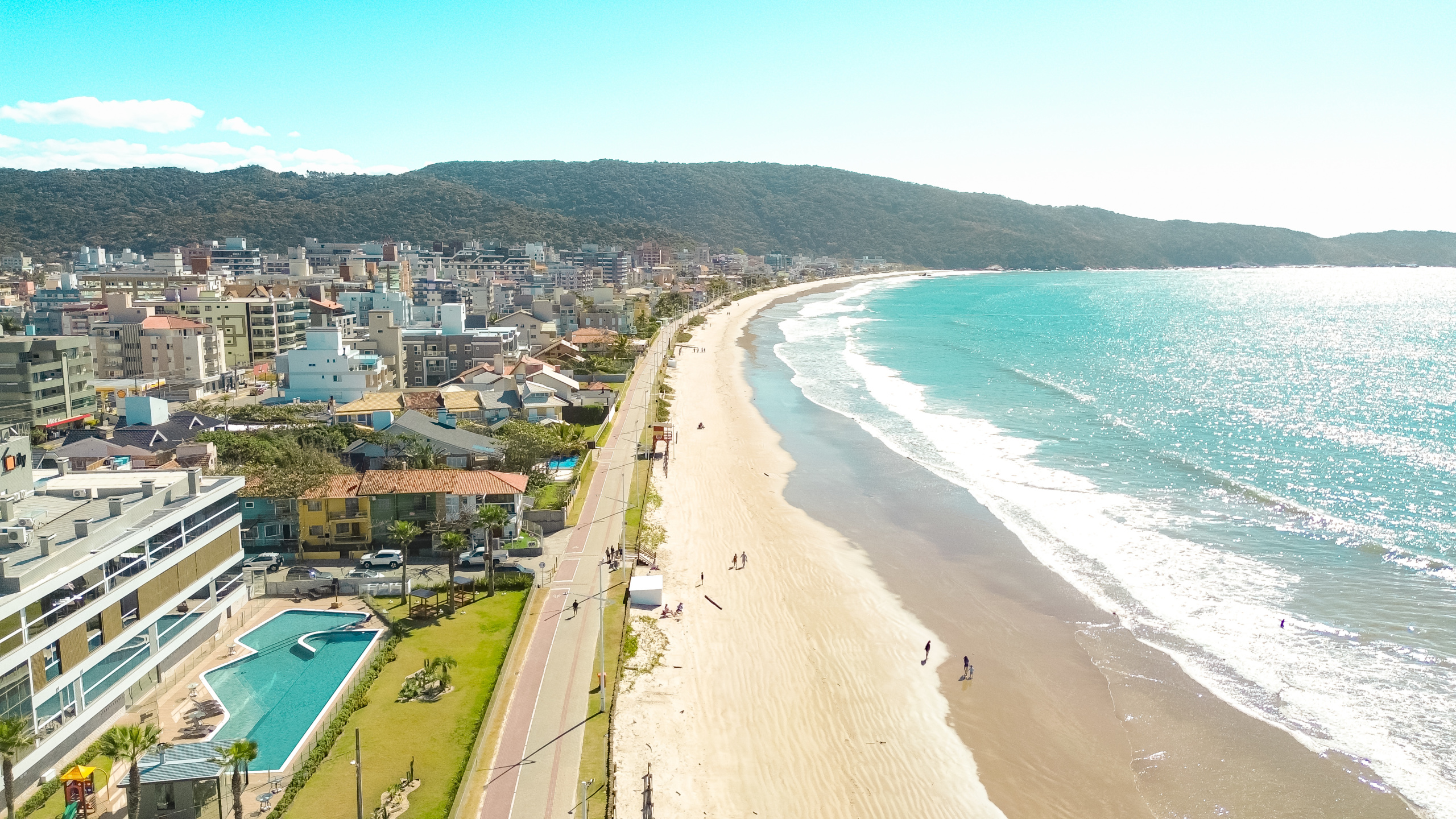 Praia de Bombinhas beach and skyline, Santa Catarina | Photo by: Merlin Donald
