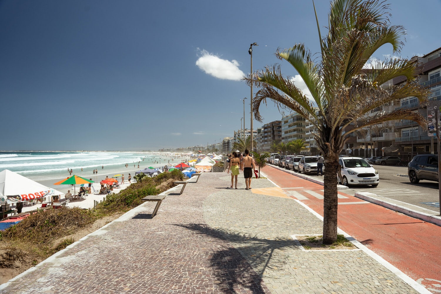 Praia do Forte boardwalk in Cabo Frio with jogging path and ocean views