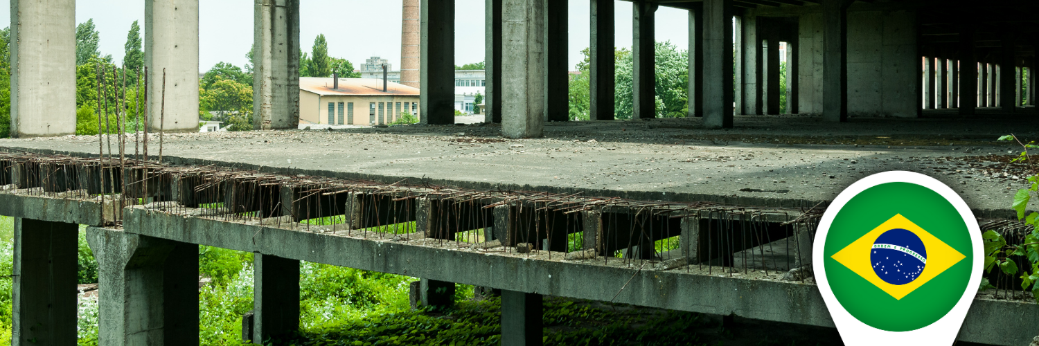 off‑plan property fraud in Brazil: Unfinished apartment building with a stopped crane, illustrating the risk of failed off‑plan projects in Brazil.