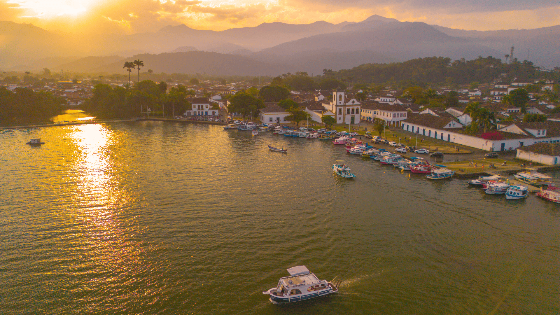 Igreja de Santa Rita, a colonial church in Paraty’s car-free historic centre with cobblestone streets