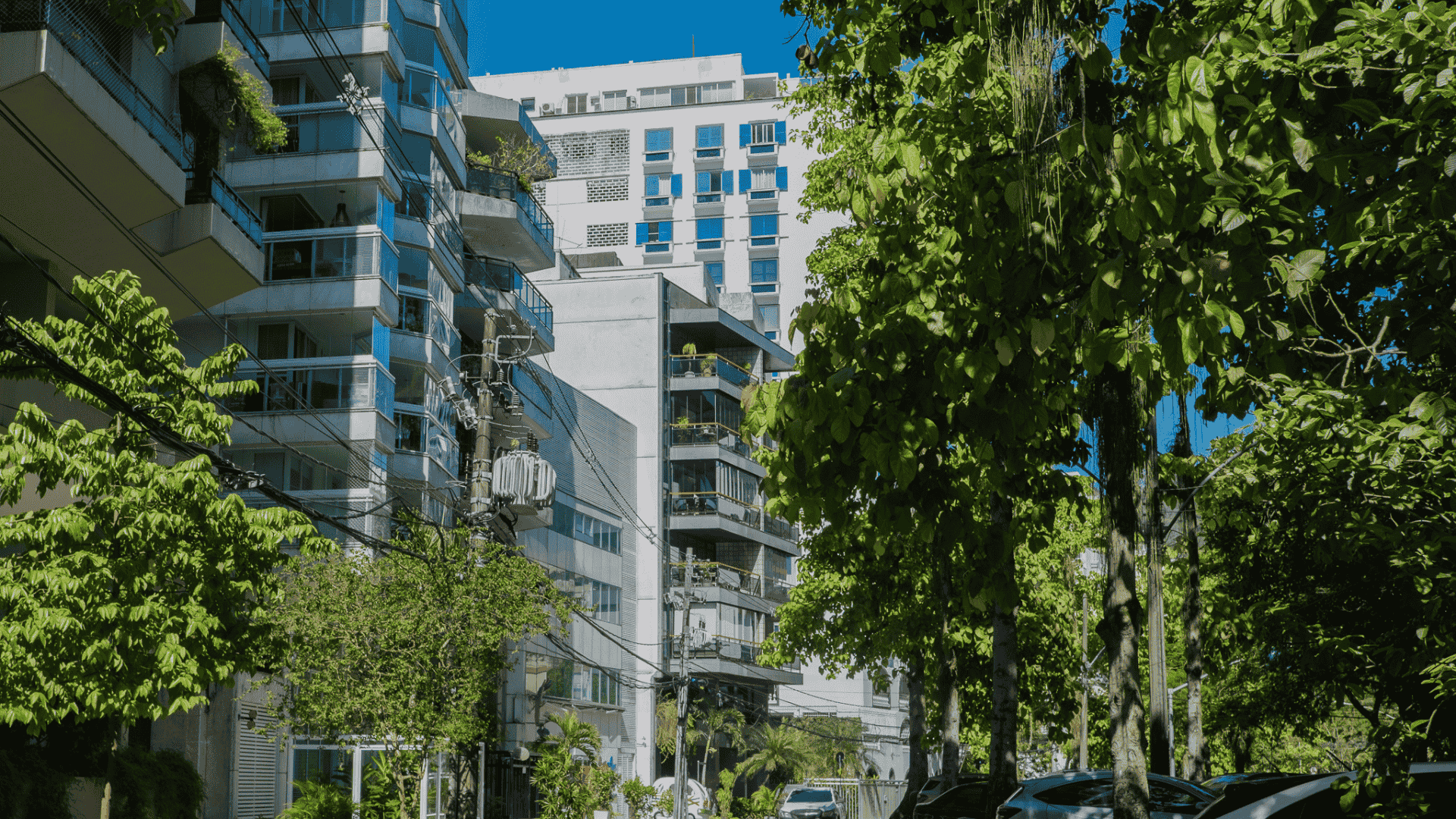 Everyday residential setting near local businesses in Lagoa, Rio de Janeiro